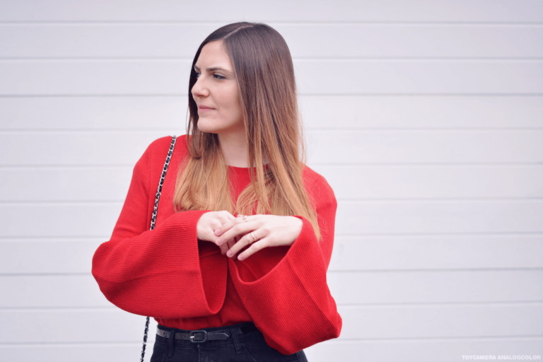 Le Pull Rouge Aux Manches Cloches Les Caprices D Iris