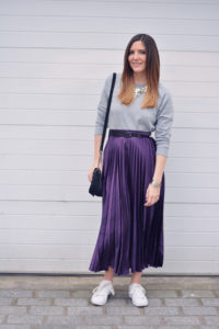 look tendance avec une jupe violette